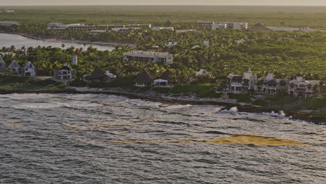 Akumal-Mexico-Drone-Cinematográfico-Aéreo-V1-Sobrevolando-La-Costa-Capturando-Casas-De-Lujo-Frente-Al-Mar-Y-Centros-Vacacionales-Y-Vistas-Del-Paisaje-De-La-Jungla-Maya-Al-Atardecer---Filmado-Con-Mavic-3-Pro-Cine---Julio-De-2023