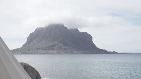 Kameraschwenk-Mit-Bergblick-Hinter-Dem-Lavvu-Zelt-Der-Ureinwohner-Im-Norden-Norwegens