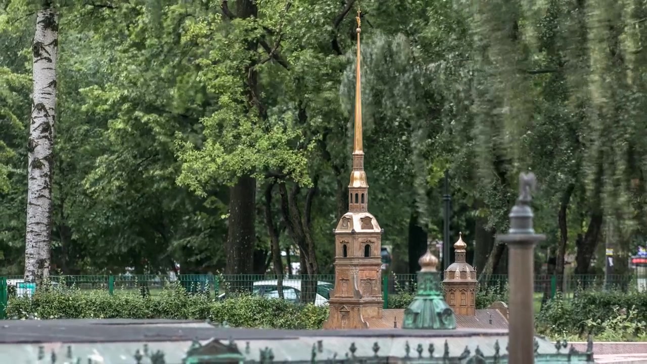 San Pietroburgo. Mini Città nel Parco di Alessandro, timelapse. Modello della Cattedrale dei Santi Pietro e Paolo. Alberi verdi sullo sfondo