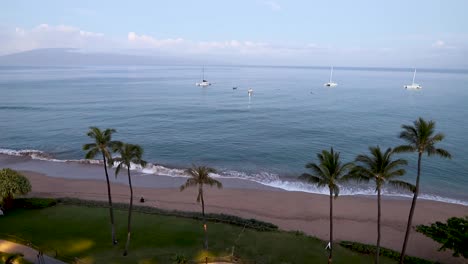 Sonnenaufgang-In-Hawaii-Mit-Strandpalmen-Und-Booten