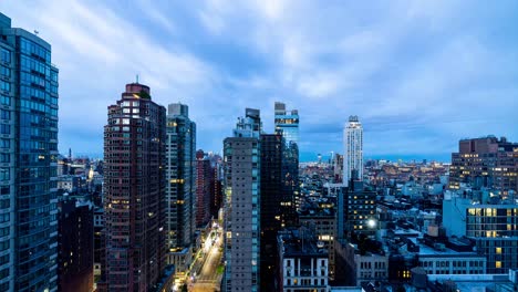 Timelapse-De-Noche-A-Día-De-Nubes-Pasando-Sobre-Rascacielos-De-Nueva-York-Al-Amanecer,-Estados-Unidos