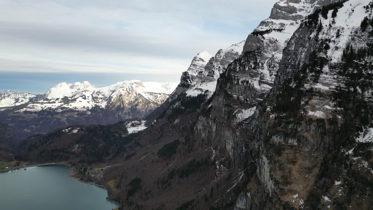klöntalersee, suiza glarus, majestuosa vista de las montañas cubiertas de nieve y el lago en los alpes