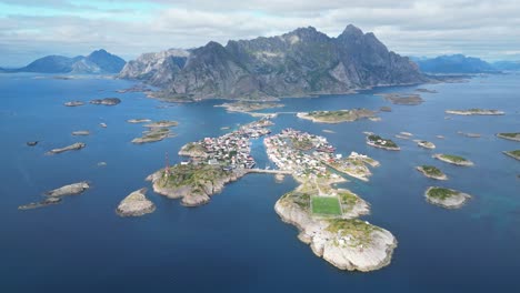 Lofoten-Inselarchipel-Und-Henningsvær-Fußballplatz-In-Norwegen,-Skandinavien---4K-Luftumrundung