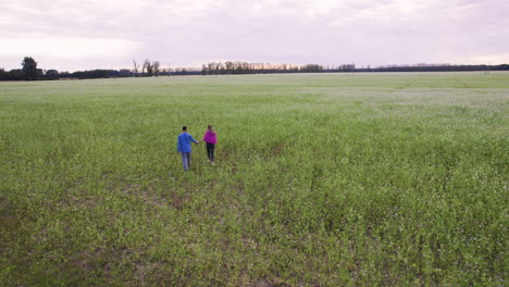 Romantisches-Paar-Auf-Einem-Feld