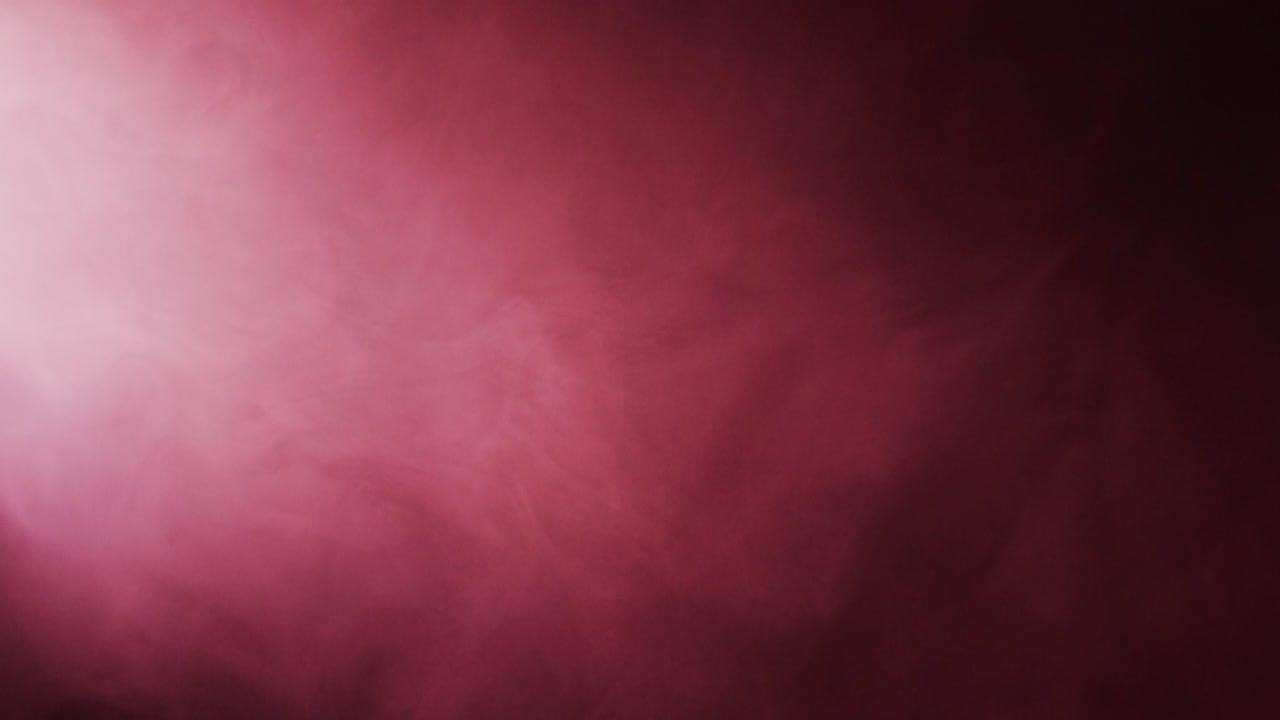 Video di nuvole di fumo rosse in movimento con spazio per il testo su sfondo nero