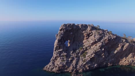 sa foradada mallorca - españa islas baleares - formación rocosa - imágenes de drones 4k