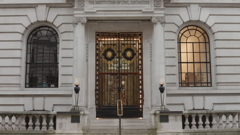 영국 웨스트민스터의 1 그레이트 조지 스트리트 (one great george street) 에 있는 토목공학원 (institution of civil engineers) 건물의 전면을 내려다보았다.