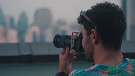 influencer tomando una foto con una cámara profesional del horizonte de bangkok en tailandia destino de expatriado nómada digital