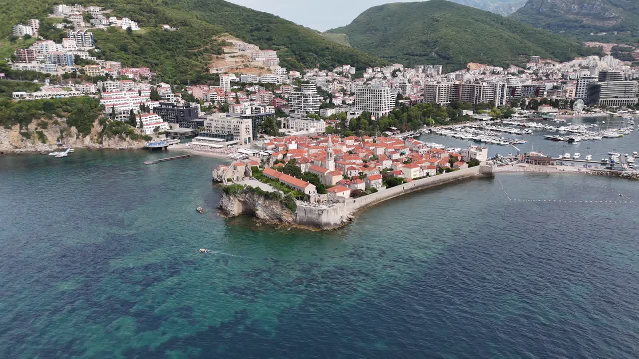 Luftfoto fra drone i fugleperspektiv af Budva Riviera, gamle bydel, kystby i Montenegro, Balkanland, Balkan, Adriaterhavets kystlinje, Stari Grad, Sveti Nikola-øen