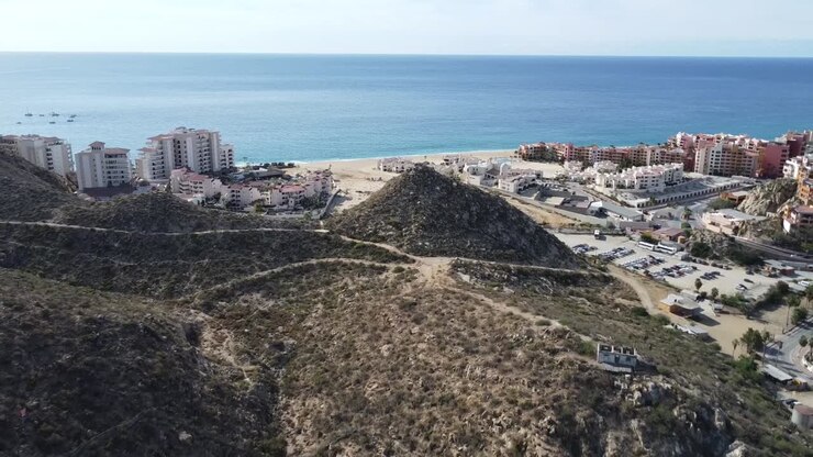 Spiaggia El Balconcito vista dalle colline montuose a Cabo San Lucas