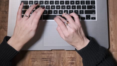 Manos de mujer escribiendo en la computadora portátil