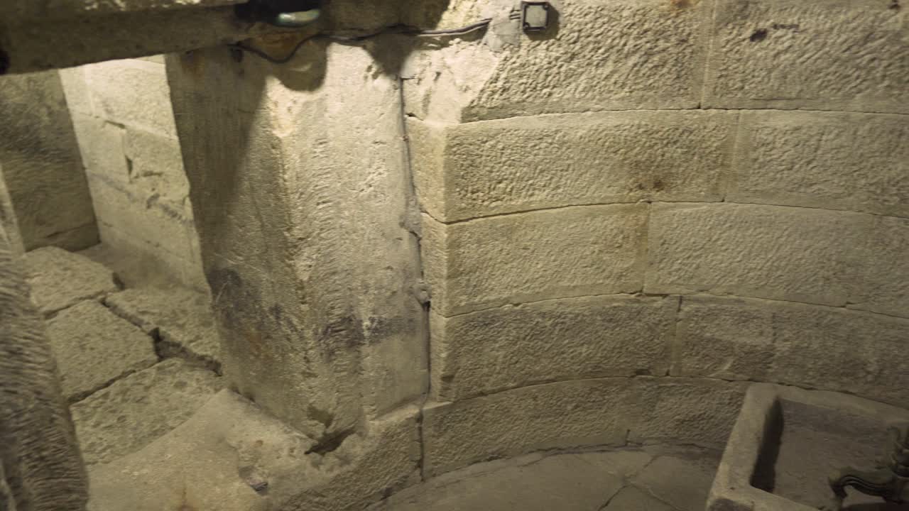 유럽의 불가리아에 있는 메제크 트라키아 무덤 안의 묘지를 자세히 살펴보십시오.