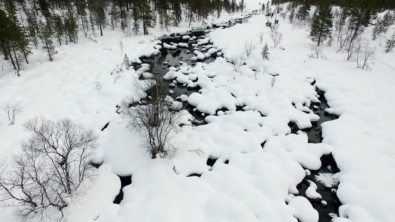 사람 들 과 함께 눈 인 겨울 강 풍경