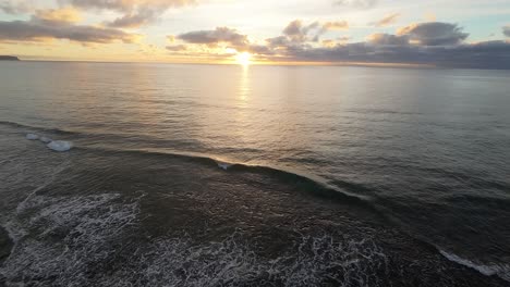 Drone-Aleja-La-Vista-Del-Océano-Y-Una-Playa-Salvaje-En-Porto-Santo