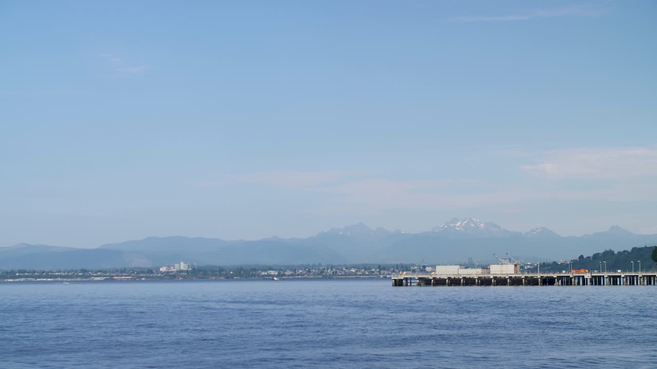 멀리 있는 캐스케이드 산맥과 함께 푸게트 사운드의 풍경