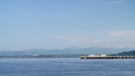 Blick-Auf-Den-Puget-Sound-Mit-Den-Cascade-Mountains-In-Der-Ferne