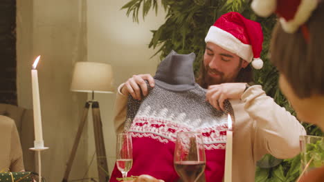 hombre abriendo regalo de navidad