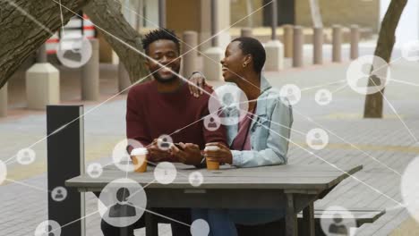 Animation-Eines-Netzwerks-Von-Verbindungen-Mit-Menschensymbolen-über-Einem-Lachenden-Afroamerikanischen-Paar
