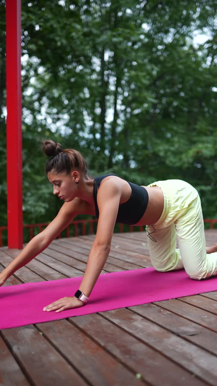 mujer practicando yoga al aire libre