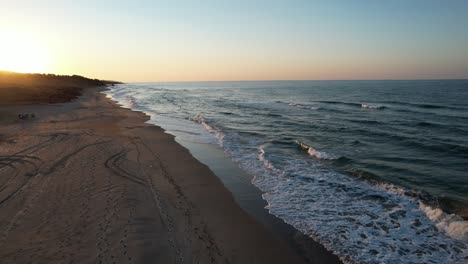 Drohnenblick-Auf-Den-Strand-Bei-Sonnenuntergang