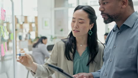 Asiatische-Frau,-Trainer-Und-Schreiben-Auf-Glas