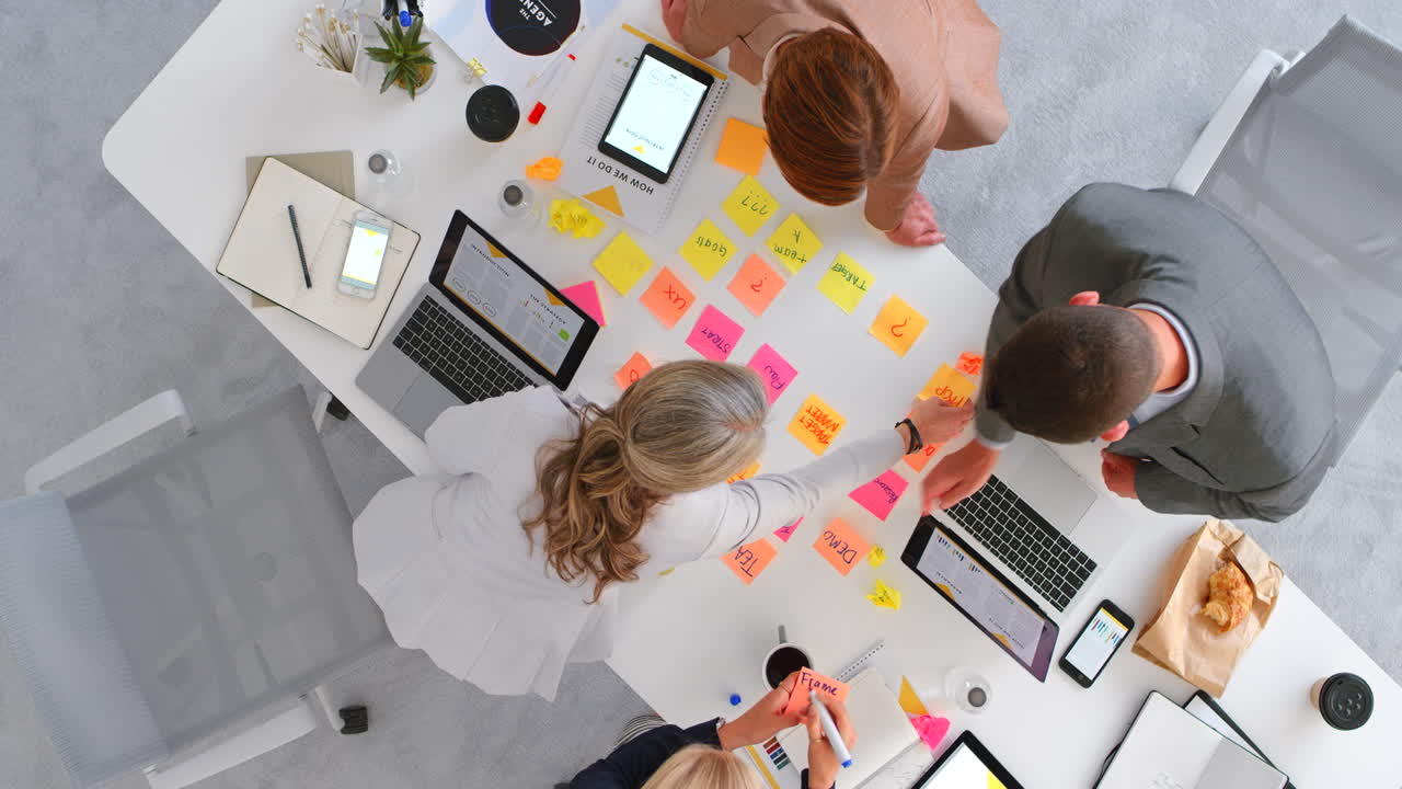 sesión de colaboración en equipo y de lluvia de ideas