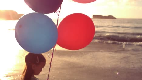 chica linda con globos inflables en la mano