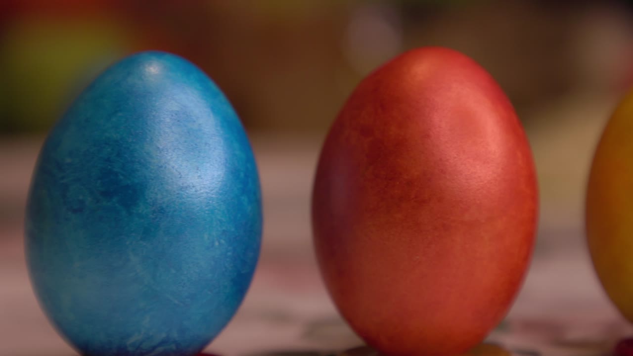 다채로운 부활절 달이 가까이에서 움직이고 있습니다.