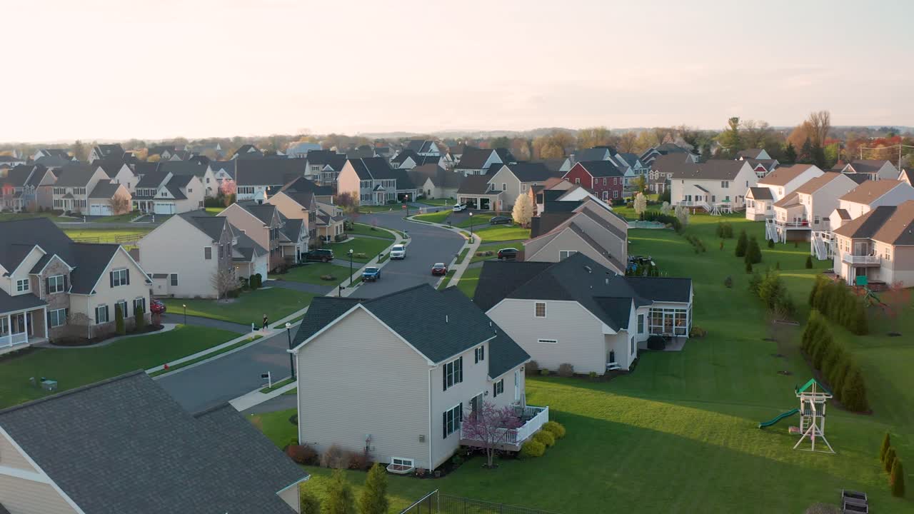 giro aéreo revela grandes casas de lujo en el atardecer de la hora mágica dorada
