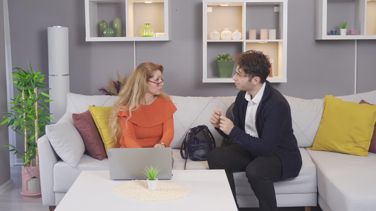 돈을 주고, 주머니 돈을 주고, 엄마와 아들이요.