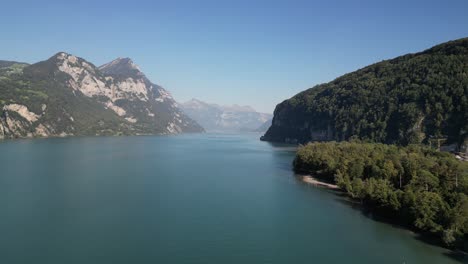 Malerische-Aussicht-Auf-Einen-Großen-Fluss,-Der-Sich-Durch-Waldbedeckte-Berge-Schlängelt