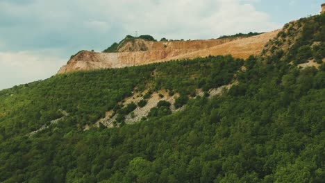 imágenes aéreas de gran altitud y moviéndose lentamente rotray hacia un lugar de la mina de la ladera