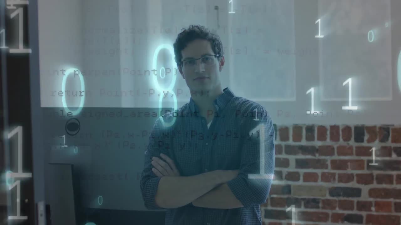 animación de códigos binarios y lenguaje informático sobre un hombre caucásico de pie con los brazos cruzados en la oficina