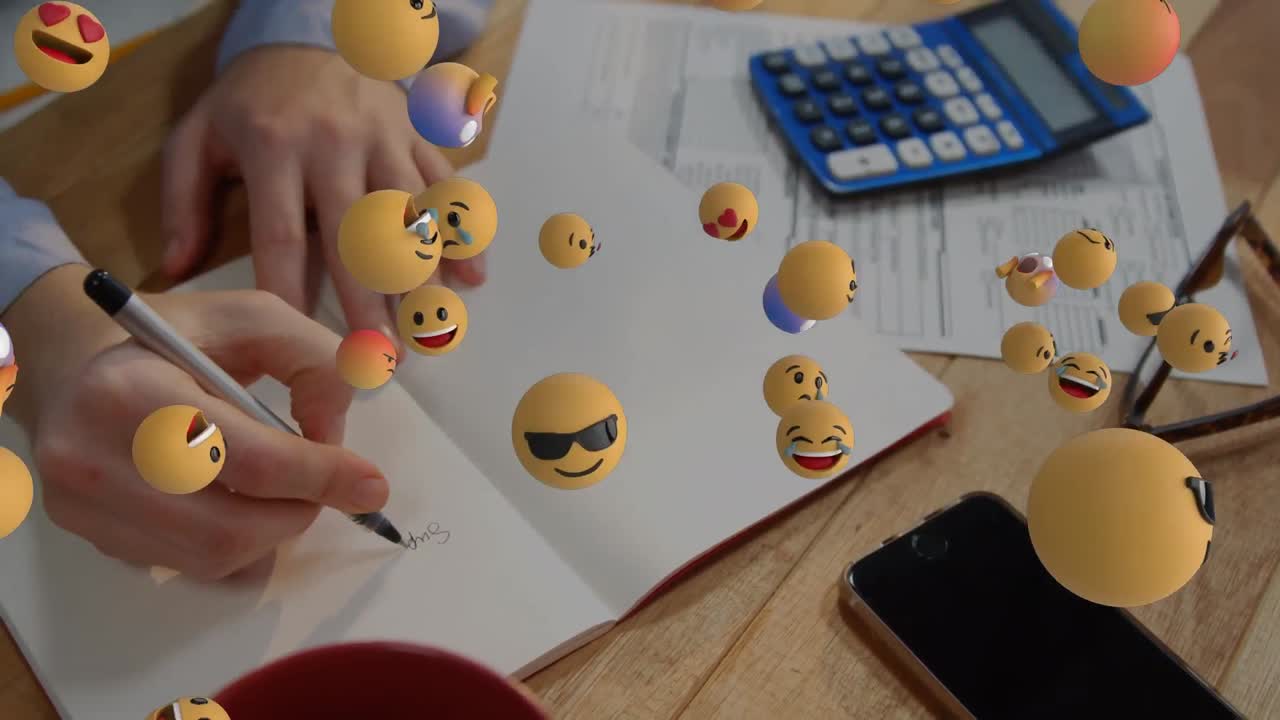 animación de iconos emoji sobre la escritura de una mujer caucásica y un teléfono inteligente
