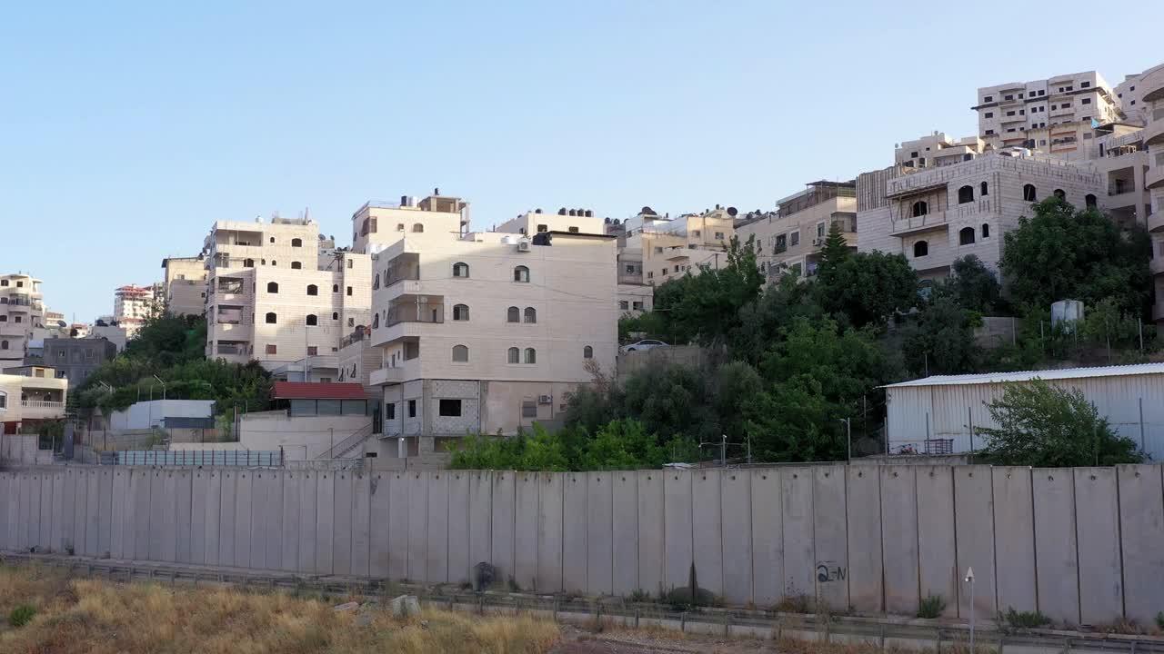 Campo profughi palestinese dietro un muro di cemento - vista aerea