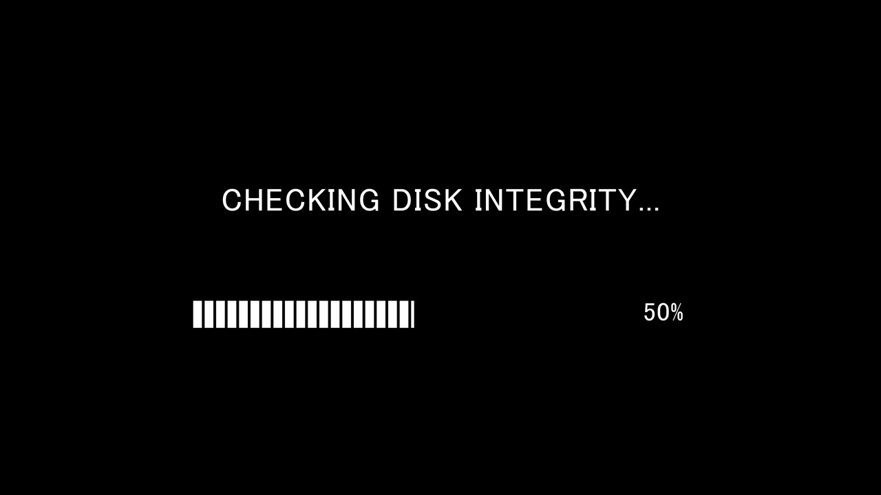 Schermo TV retrò che mostra il messaggio di verifica dell'integrità del disco con barra di caricamento su sfondo nero, ciclo continuo.