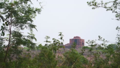tomada distante de un antiguo edificio del templo hindú de bhojeshwar en la cima de la colina en bhopal de madhya pradesh, india