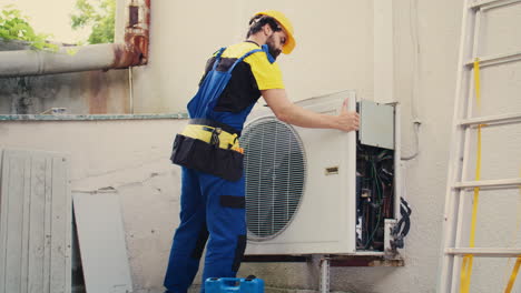 el cableador experto trabaja en el aire acondicionado.