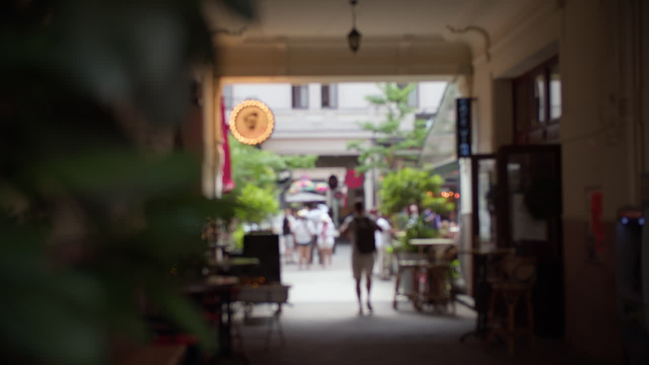 한 남자가 유럽 도시의 은 골목길을 고 있다
