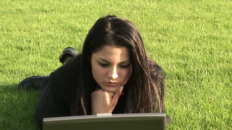 mujer de negocios trabajando al aire libre en una computadora portátil
