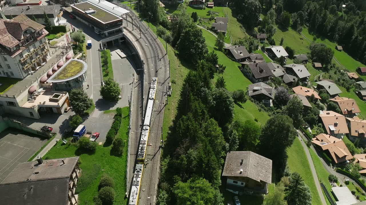 wengen, switzerland 1 of 3에 있는 열차의 오버헤드 조감도