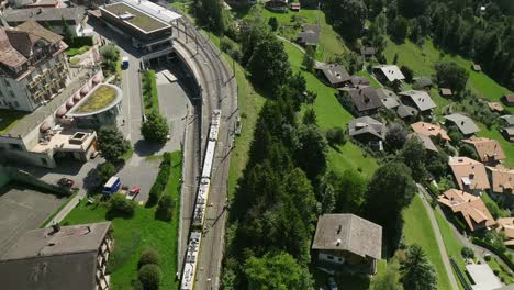 vista aérea aérea del tren en wengen, suiza 1 de 3