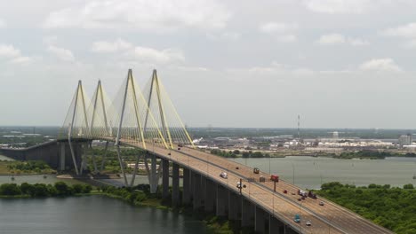 Einspielung-Der-Fred-Hartman-Brücke-In-Baytown,-Texas