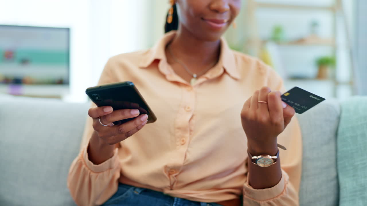 pago, tarjeta de crédito y teléfono con mujer negra