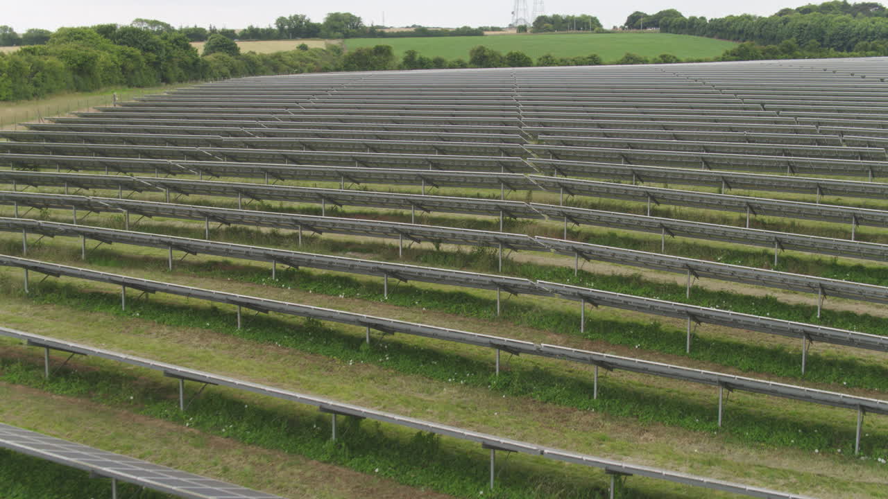 granja solar, interminables filas de paneles fotovoltaicos imágenes aéreas en el campo inglés