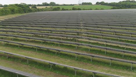 granja solar, interminables filas de paneles fotovoltaicos imágenes aéreas en el campo inglés