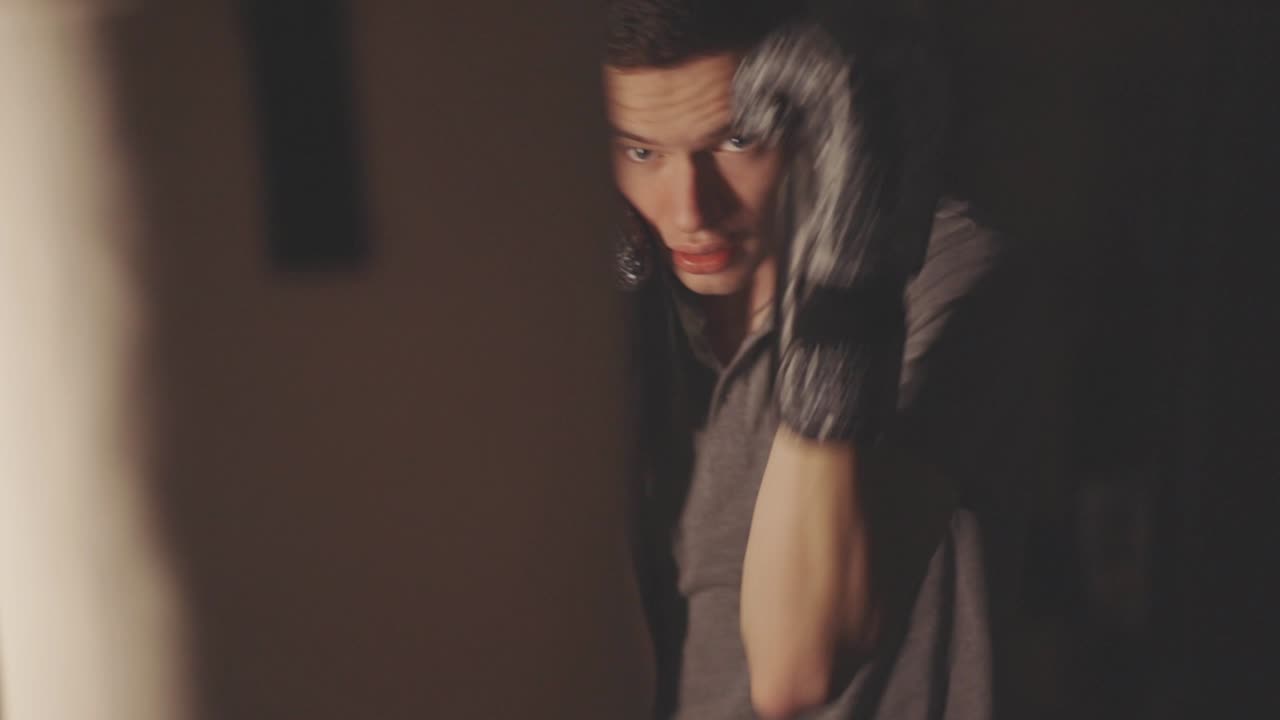 샌드백에 펀치를 던지는 젊은 남자 왼팔