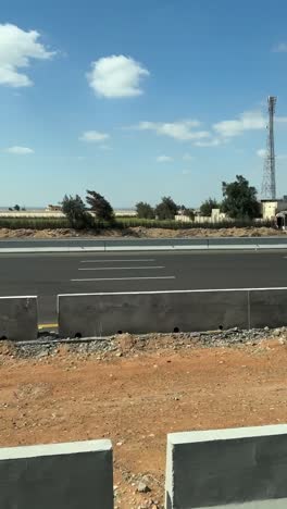 una vista de una ciudad desde un coche en la carretera, tiroteo de camiones