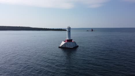 Einsamer-Leuchtturm-Im-Wasser