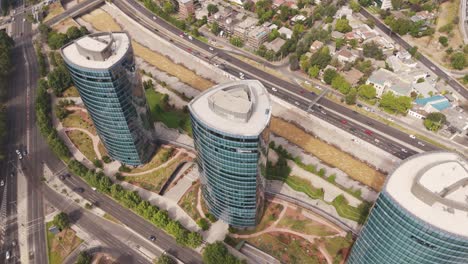 aérea sobre la fila de rascacielos de oficinas en el parque de titanio en santiago